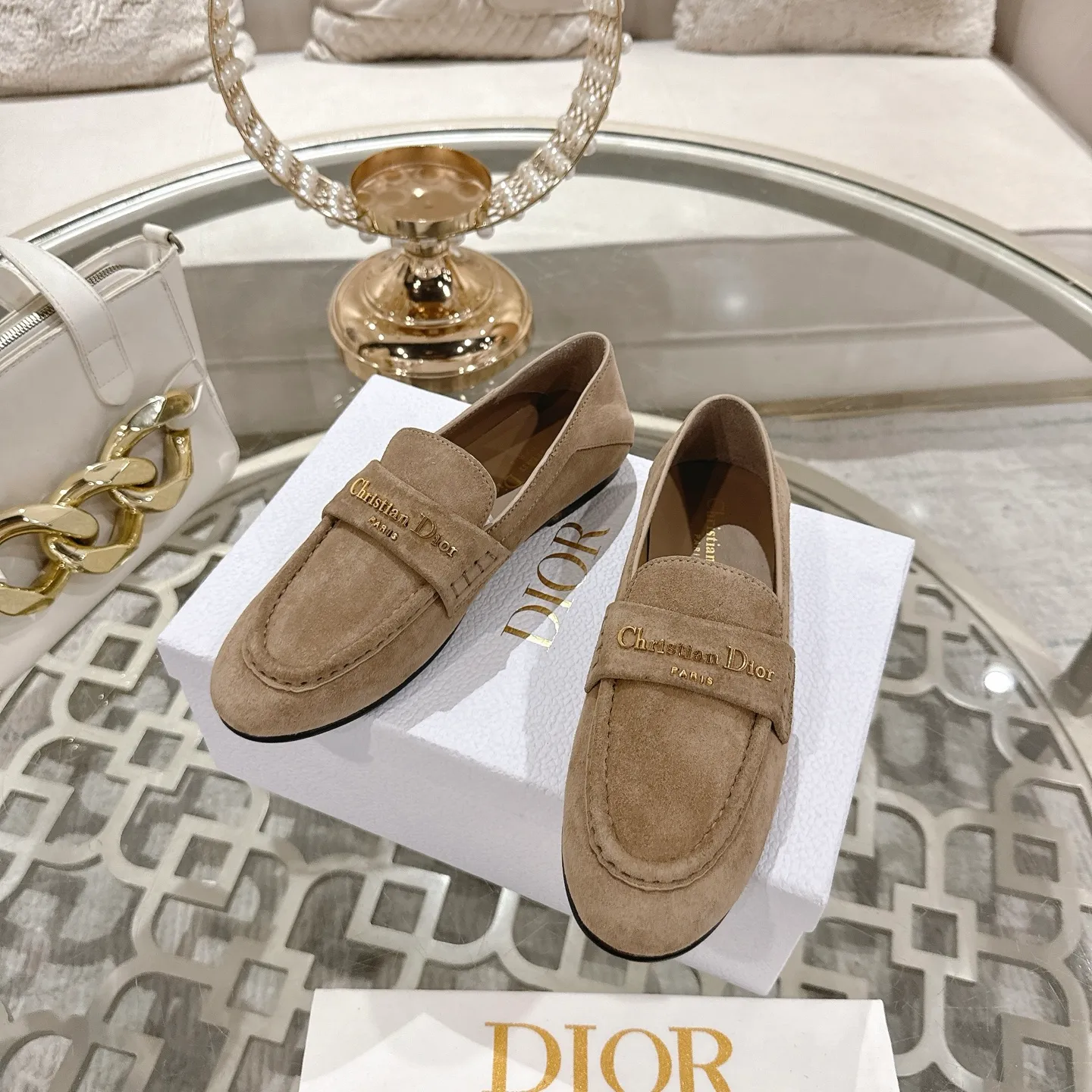 👟👟Ex-factory price 640👟👟 🍸 Dior Dior | 2025 ˢˢD Home 2025 Spring and Summer New Products The latest popular slip-on letter buckle loafers series〰 Original purchase, development and production👍🏻This Dior loafer is carefully made of black glossy cow leather, and the front letter plate is decorated with golden tone Christian Dior Paris logo. Paired with a leather-injected outsole, it adds classic style to any casual look. Upper: original cowhide/cow suede, lining: cowhide, outsole: injection molded leather outsole imported from Italy, heel height: 1cm, size: 35-42 (customized at 40.41.42)